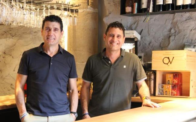 Los hermanos Jorge y Raúl Ripa posan en una barrica con taburetes situada como mesa de terraza en la fachada del bar de vinos 'Parranda'. Los hermanos Jorge y Raúl Ripa posan en una barrica con taburetes situada como mesa de terraza en la fachada del bar de vinos 'Parranda'.