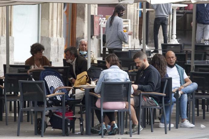 Gasteiztarras sentados en una terraza de la capital alavesa.