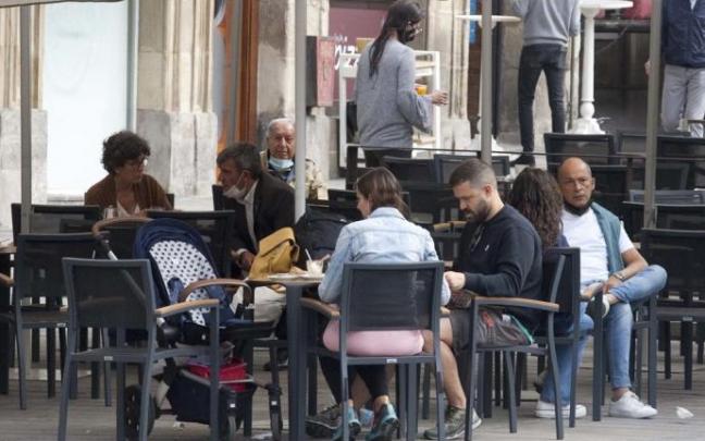Gasteiztarras sentados en una terraza de la capital alavesa. Gasteiztarras sentados en una terraza de la capital alavesa.