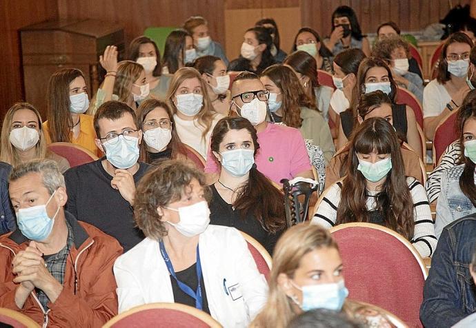 Acogida a los nuevos residentes en el salón de actos del Hospital Santiago de Vitoria. Fotos: Alex Larretxi