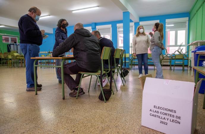 Dos electores ejercen su voto en un colegio de Trebiñu.