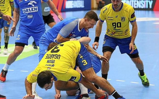 Ugarte baloia harrapatu nahian Wisla Plockeko bi jokalariren aurrean, Europako azken partidan. Ugarte baloia harrapatu nahian Wisla Plockeko bi jokalariren aurrean, Europako azken partidan.