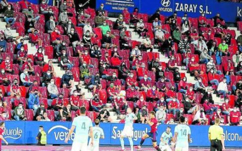 La misma Grada Lateral en el último duelo ante el Celta, con mascarillas y distancias. Foto: Javier Bergasa