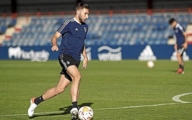 Moncayola conduce el balón en la sesión de ayer