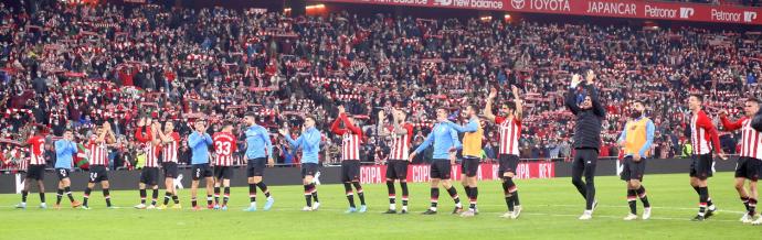 Los futbolistas del Athletic celebran con la afición de San Mamés la victoria sobre el Madrid el pasado día 3 y que metió al conjunto rojiblanco en las semifinales de Copa.