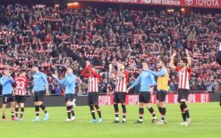 Los futbolistas del Athletic celebran con la afición de San Mamés la victoria sobre el Madrid el pasado día 3 y que metió al conjunto rojiblanco en las semifinales de Copa.