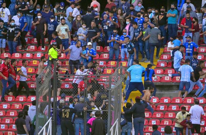 Multitud de hinchas se pelearon generando el caos por el todo el estadio.