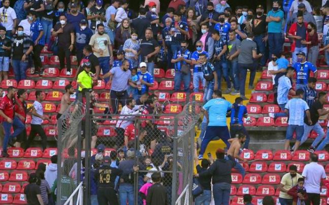 Multitud de hinchas se pelearon generando el caos por el todo el estadio.