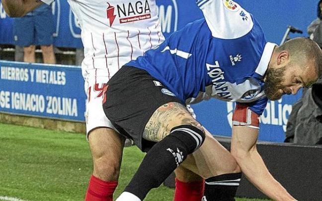 Acuña y Laguardia pelean un balón durante el Alavés-Sevilla de ayer. Foto: Álex Larretxi