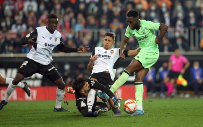 Imagen del último duelo disputado entre el Athletic y el Valencia, celebrado en Mestalla, durante la vuelta de las semifinales de la Copa.
