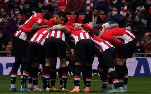 Los jugadores del Athletic se conjuran antes de comenzar el partido ante el Elche.