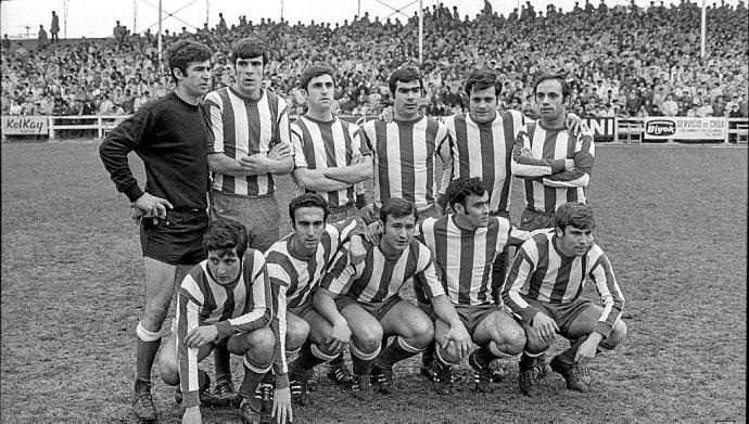 9 de marzo de 1969. Deportivo Alavés-Betis (1-1). De pie (izda. a dcha.): Bernardo, Sarasola, Ayerbe, 'Kaito', José Ramón y Ezquerra. Agachados (izda. a dcha.): Nájera, Bernal, Cobos, Búa y Simó Foto: Archivo Municipal de Vitoria: Arqué