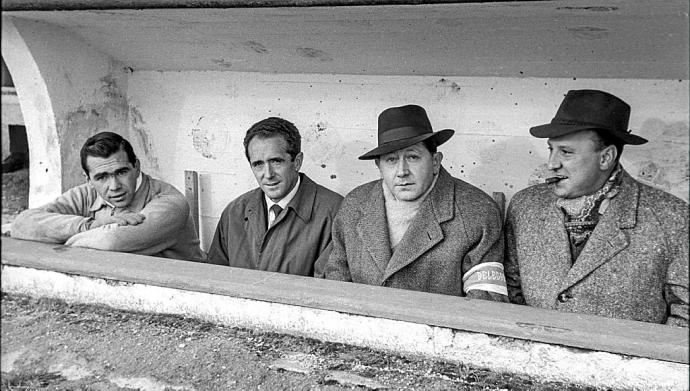 Rafa Iriondo fue integrante de la mítica delantera del Athletic. En la foto, sin sombrero y el segundo de izquierda a derecha, cuando fue entrenador del Deportivo Alavés en la temporada 1958-59. A su derecha el meta suplente 'Sebitas'.