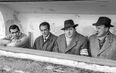 Rafa Iriondo fue integrante de la mítica delantera del Athletic. En la foto, sin sombrero y el segundo de izquierda a derecha, cuando fue entrenador del Deportivo Alavés en la temporada 1958-59. A su derecha el meta suplente 'Sebitas'.