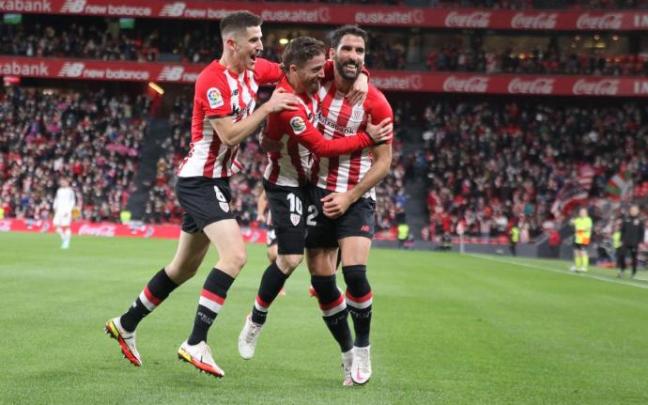 Sancet y Muniain celebran con Raúl García el tanto de este último en el encuentro del viernes ante el Granada.