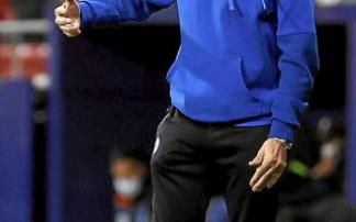 Mendilibar da instrucciones a sus jugadores en el Wanda. Foto: Efe