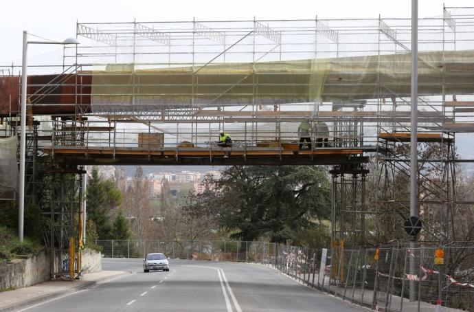 Empleados de Obenasa, durante los trabajos para la reparación de la pasarela del Labrit.