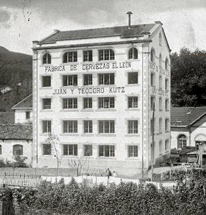 Interior de la fábrica de cerveza de Juan y Teodoro Kutz en Benta Berri en 1921. Foto: Ricardo Martin