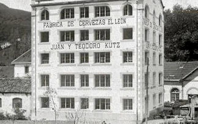 Interior de la fábrica de cerveza de Juan y Teodoro Kutz en Benta Berri en 1921. Foto: Ricardo Martin