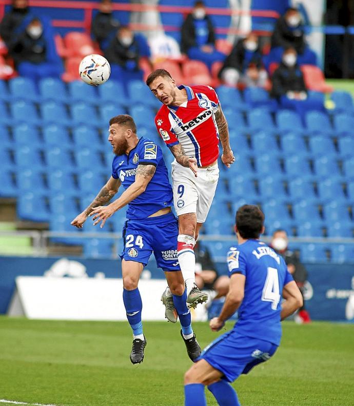 Joselu Mato pelea un balón con David Timor durante el Getafe-Alavés de la temporada pasada. Foto: EP