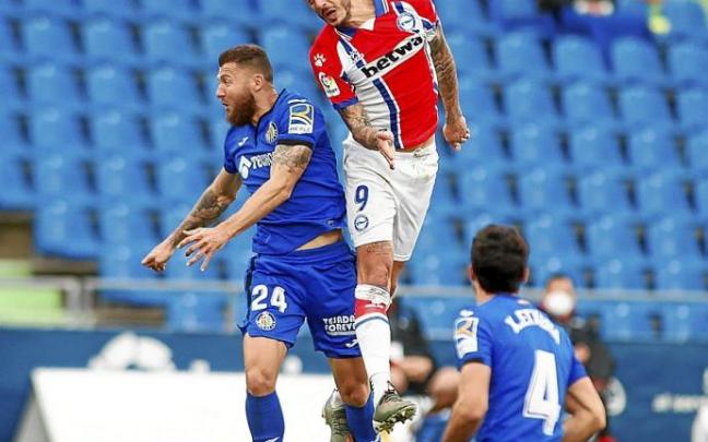 Joselu Mato pelea un balón con David Timor durante el Getafe-Alavés de la temporada pasada. Foto: EP