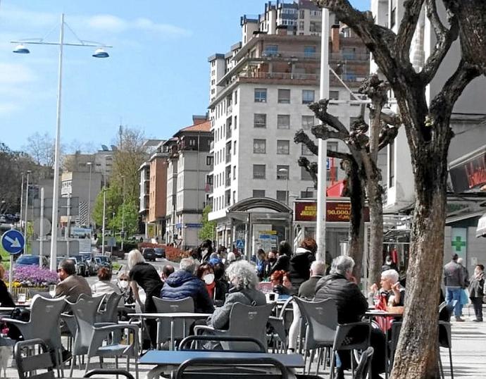 Numerosas personas en una terraza de Trintxerpe. Foto: A.M.