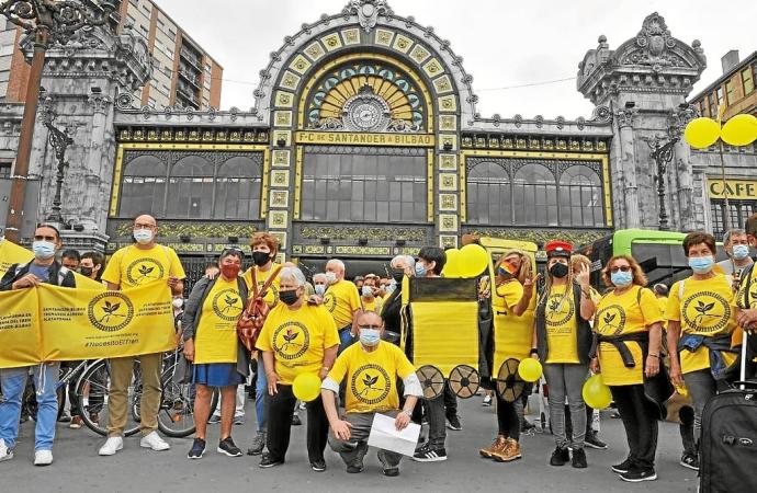 Pasajeros de la línea se manifestaron en verano en Bilbao. Foto: Oskar González