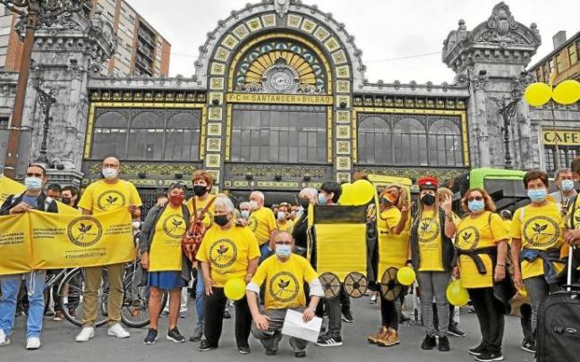 Pasajeros de la línea se manifestaron en verano en Bilbao. Foto: Oskar González Pasajeros de la línea se manifestaron en verano en Bilbao. Foto: Oskar González