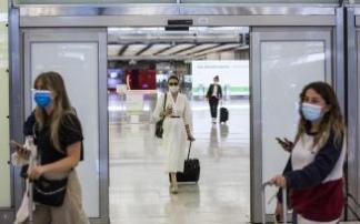 Imagen de archivo de viajeros en la Terminal T4 del Aeropuerto Adolfo Suárez Madrid-Barajas.