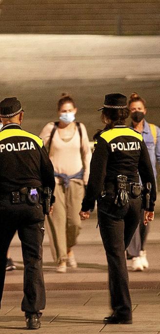 Policías patrullan de noche en Vitoria. Foto: Jorge Muñoz