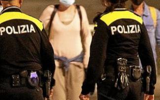 Policías patrullan de noche en Vitoria. Foto: Jorge Muñoz