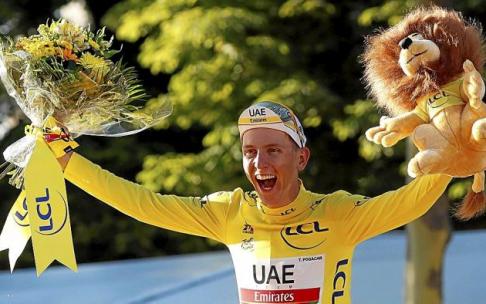Tadej Pogacar celebra la conquista de su segundo Tour, el domingo en París. Foto: Efe Tadej Pogacar celebra la conquista de su segundo Tour, el domingo en París. Foto: Efe