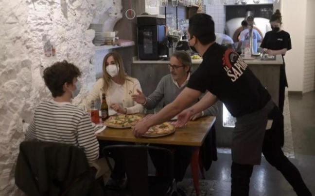 Unas personas cenando en el interior de un restaurante en A Coruña. Unas personas cenando en el interior de un restaurante en A Coruña.