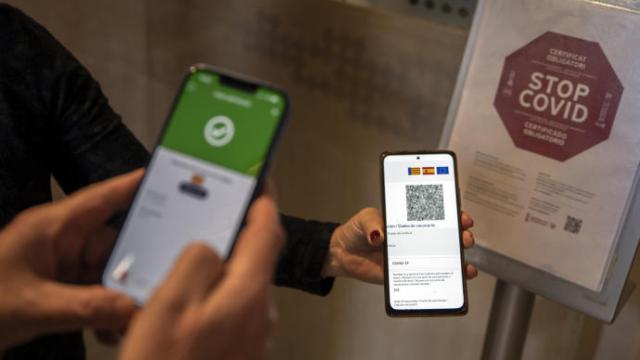 Una persona muestra su pasaporte covid.