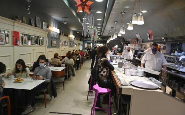 La norma queda en que el pasaporte covid solo se puede exigir en el ocio nocturno y en restaurantes de más de 50 comensales.