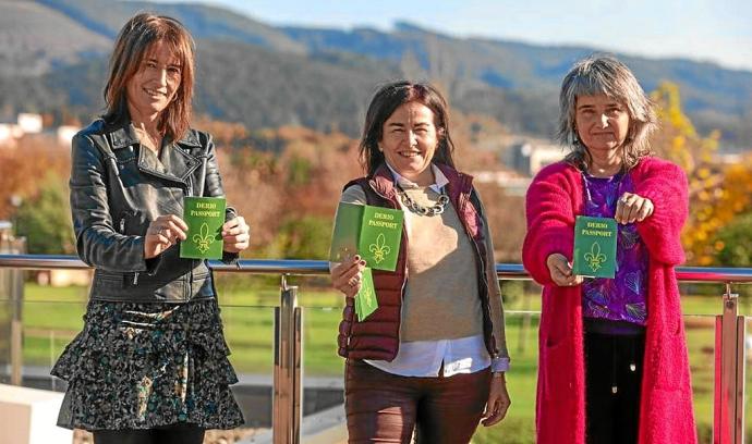 La alcaldesa, Esther Apraiz, junto a Mari del Mar Mellado y Amaia Rentería. Foto: Ayto. Derio