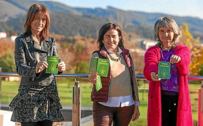 La alcaldesa, Esther Apraiz, junto a Mari del Mar Mellado y Amaia Rentería. Foto: Ayto. Derio