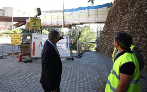 El alcalde Maya conversa con un técnico frente las obras de reparación en la pasarela del Labrit. El alcalde Maya conversa con un técnico frente las obras de reparación en la pasarela del Labrit.