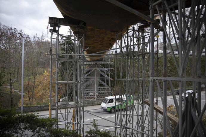 Estructura de andamios en la pasarela.