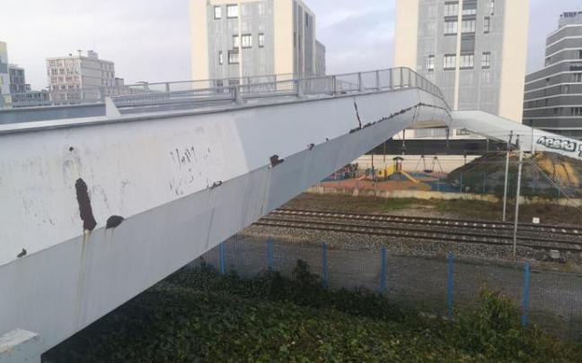Estado actual del pavimento de la pasarela de Borinbizkarra.