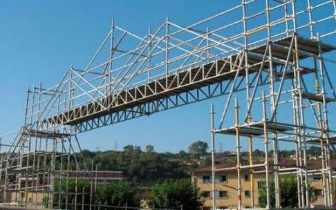 Recreaciones recogidas en el expediente sobre el andamiaje que precisa la pasarela para el arreglo.