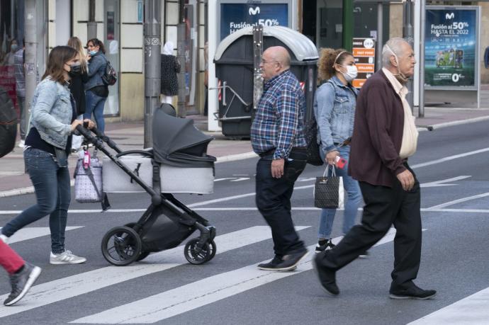 Varias personas pasean por el centro de Gasteiz.