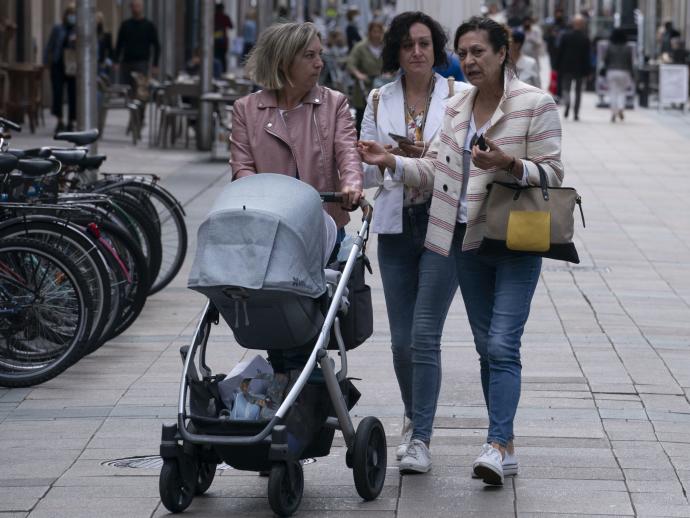 Tres mujeres pasean por el centro de Vitoria.