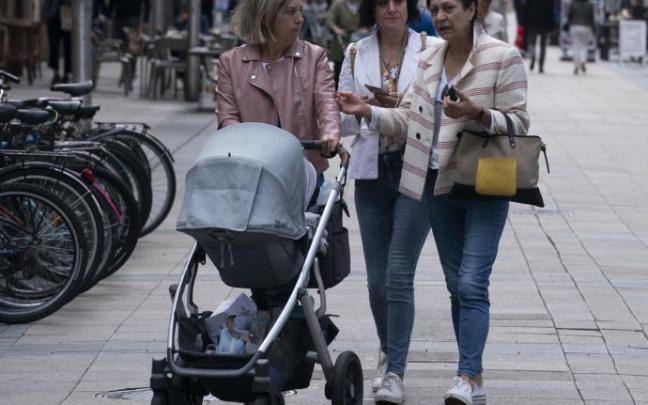 Tres mujeres pasean por el centro de Vitoria.