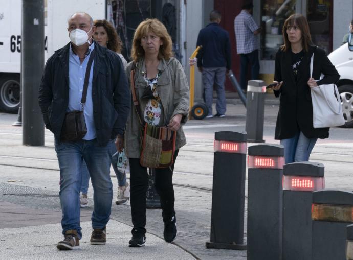 Varias personas pasean por el centro de Vitoria.