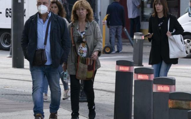 Varias personas pasean por el centro de Vitoria.