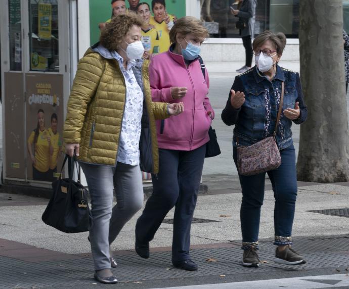 Tres mujeres pasean por el centro de Vitoria.