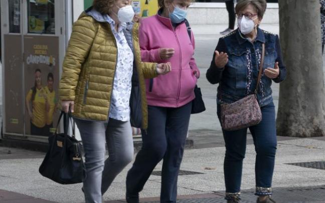 Tres mujeres pasean por el centro de Vitoria.