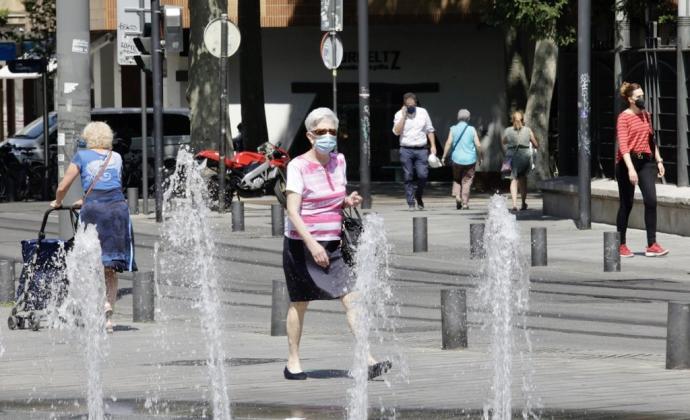 Varias personas pasean por Vitoria.