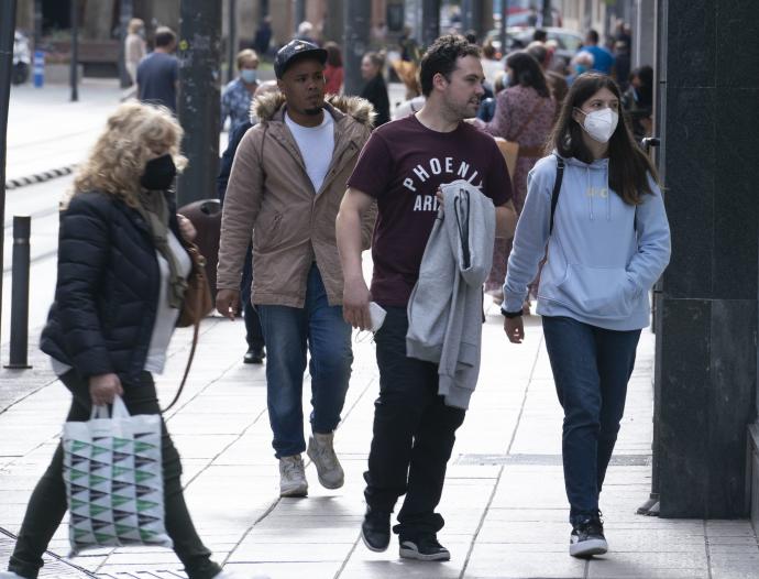 Varias personas pasean por Vitoria.